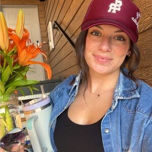 Meet your Posher, Holly